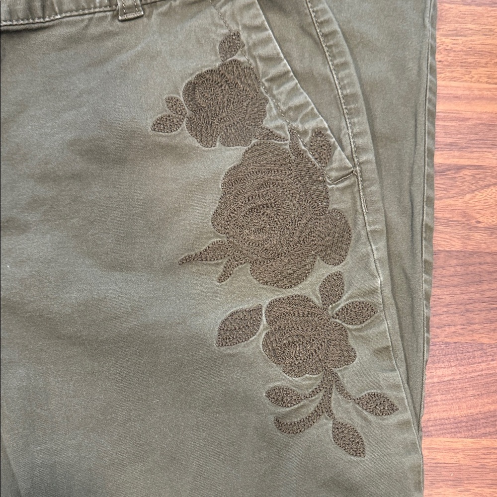 Talbots Olive Green Women’s Capris with Floral Detail - Picture 3 of 4